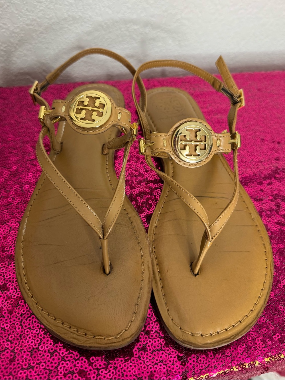 TORY BURCH 🌟 Tan Leather “ALI” Thong Sandals, Gold Logo Medallions (Women’s 6.5) - Picture 3 of 13